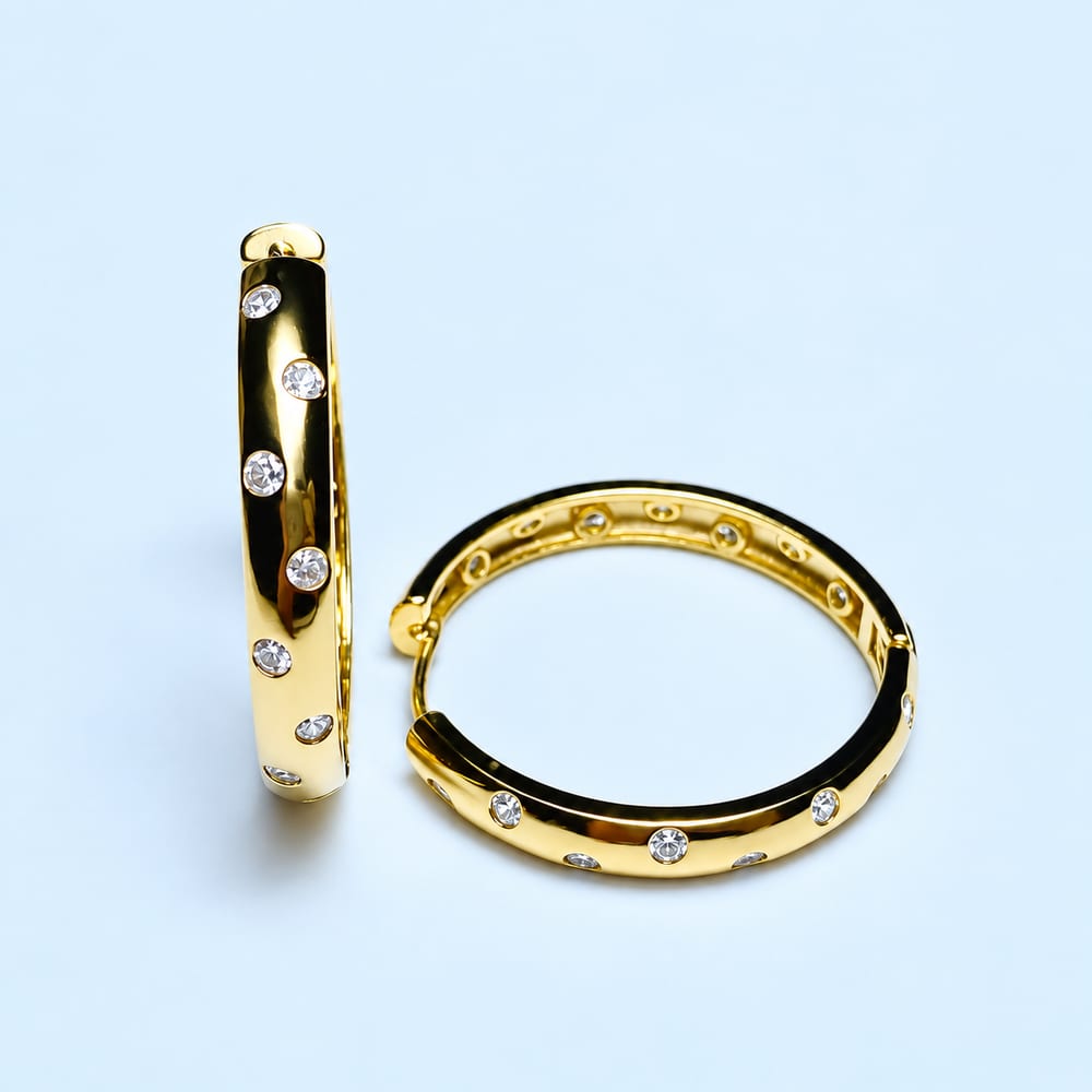 Brinco de argola com pontos brilhantes