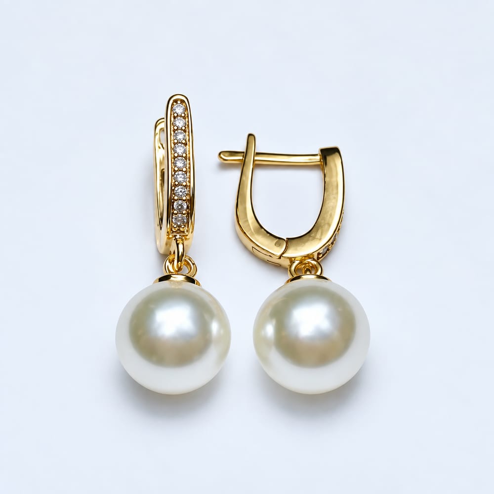 Brinco com esfera clara pendente