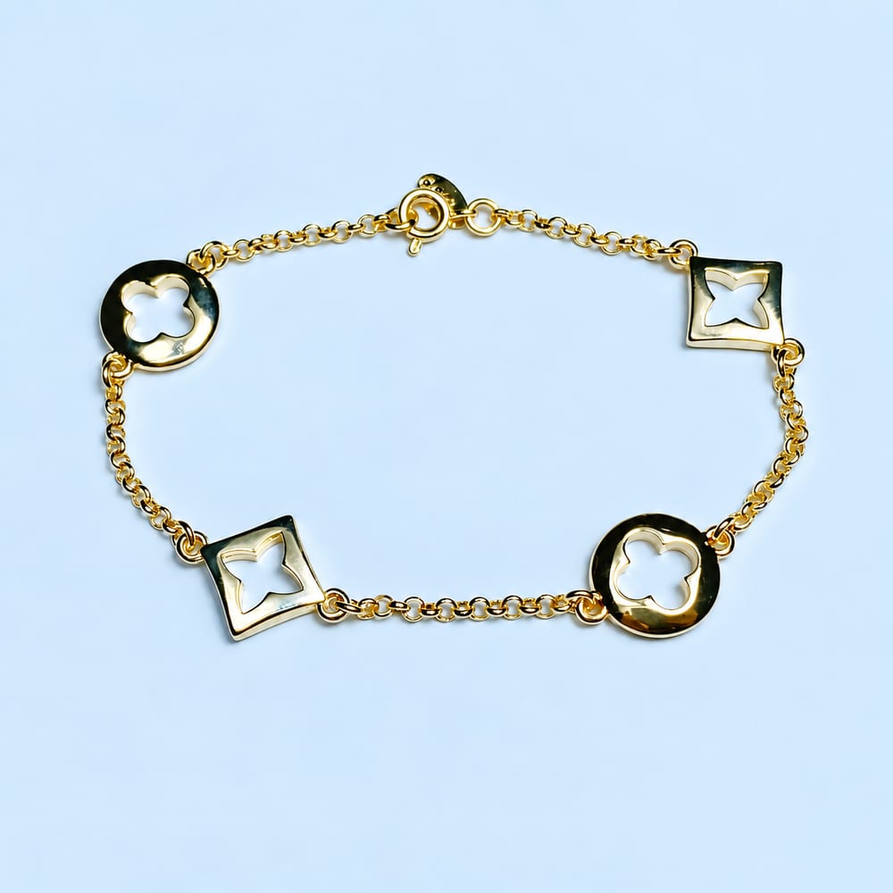 Pulseira com detalhes geométricos claros